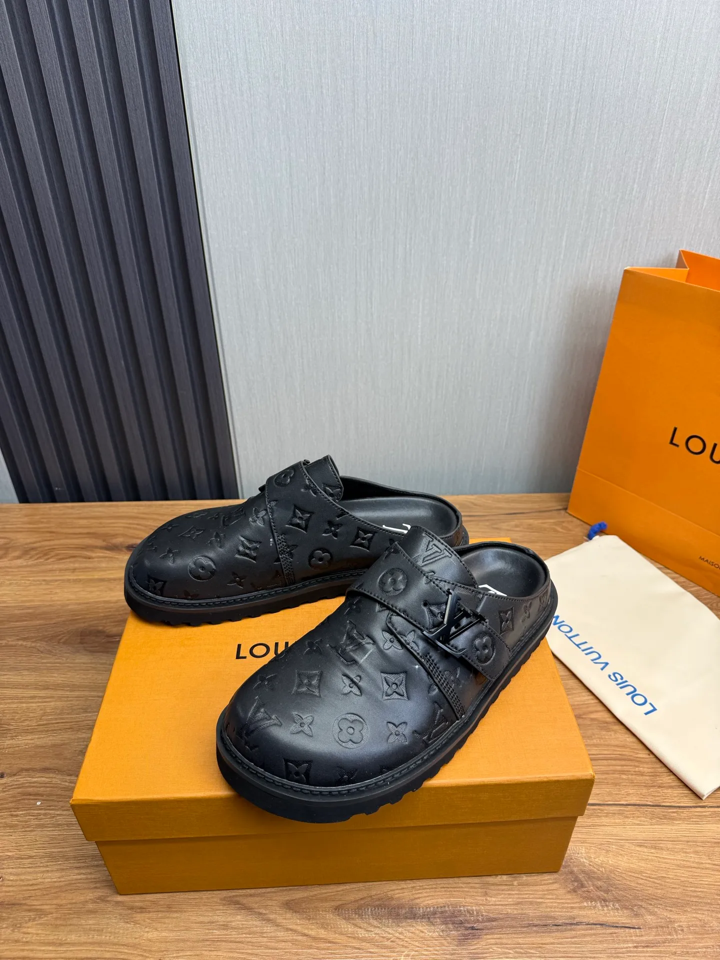 Men's men's shoes 460💰 Lv. Popular couple slippers hot sale🩷💚 🩴Official website one to one production 35-45 sizes 45 46 🉑️Customized!